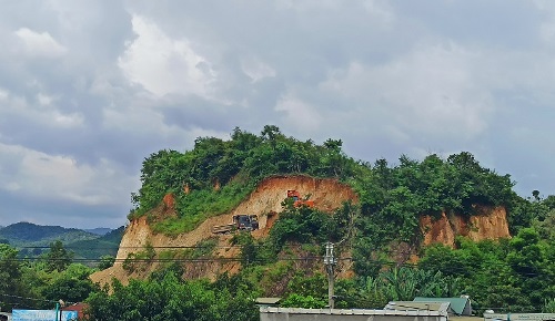 Đắk Nông: Khai thác đất trái phép ngay trước UBND xã